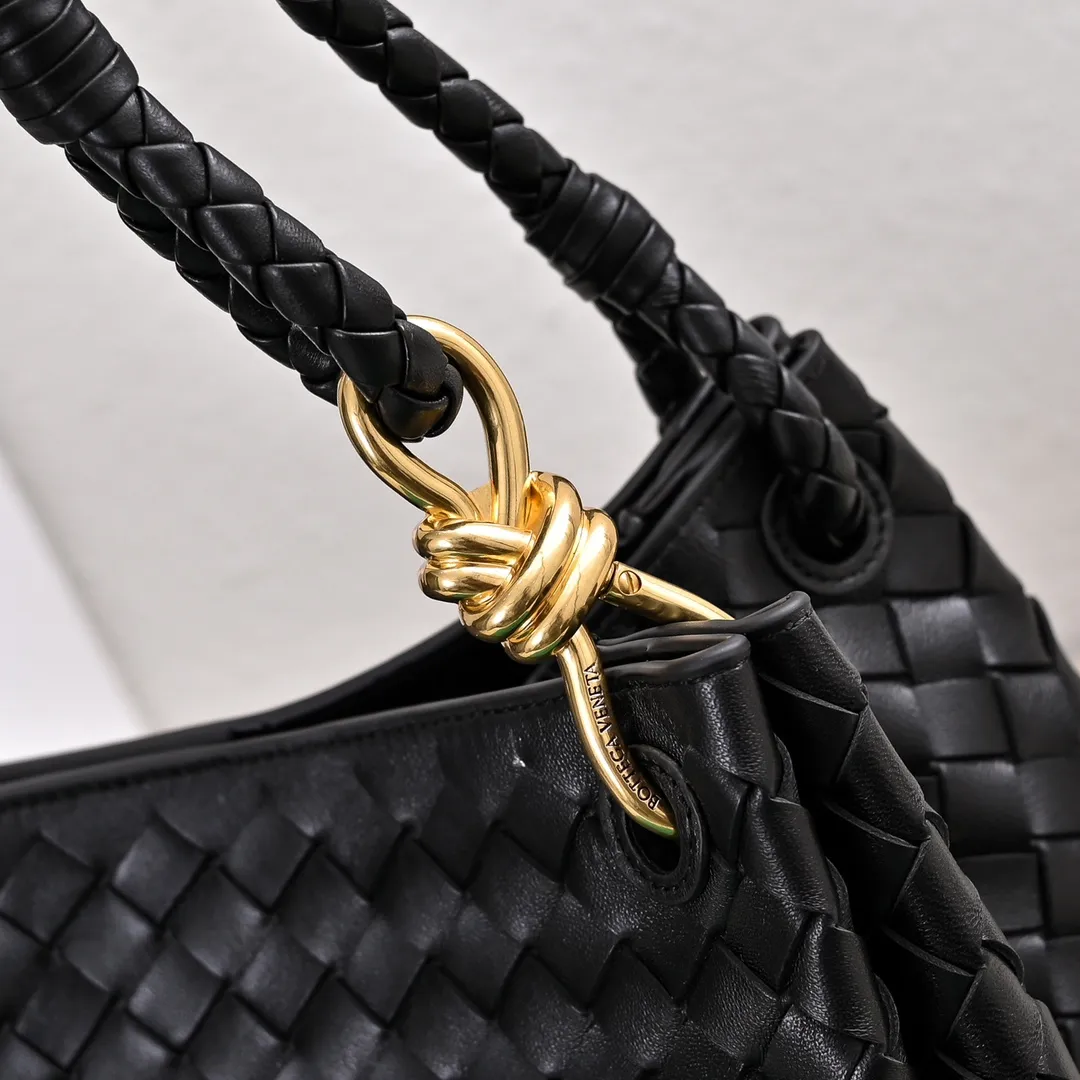 Batch 2660 24 early autumn new model Andiamo Parachute is made of a whole piece of woven leather and is processed with folding stitching at the four corners # Craftsmanship and creativity. Large size is atmospheric and practical. One of the must-selects for BV. Large space, can hold a computer, thick shoulder strap, very comfortable on the shoulder. Large parachute upper body real photo can be carried on the back. The upper body is versatile and cute☺️ Style number: 6571 Size: 30*26*20cm